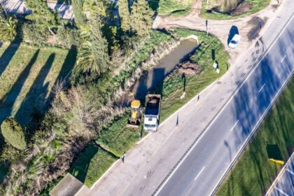 PLANIFICACIÓN Y PREVENCIÓN: SE REALIZAN TRABAJOS DE LIMPIEZA DE DESAGÜES EN RUTA 63