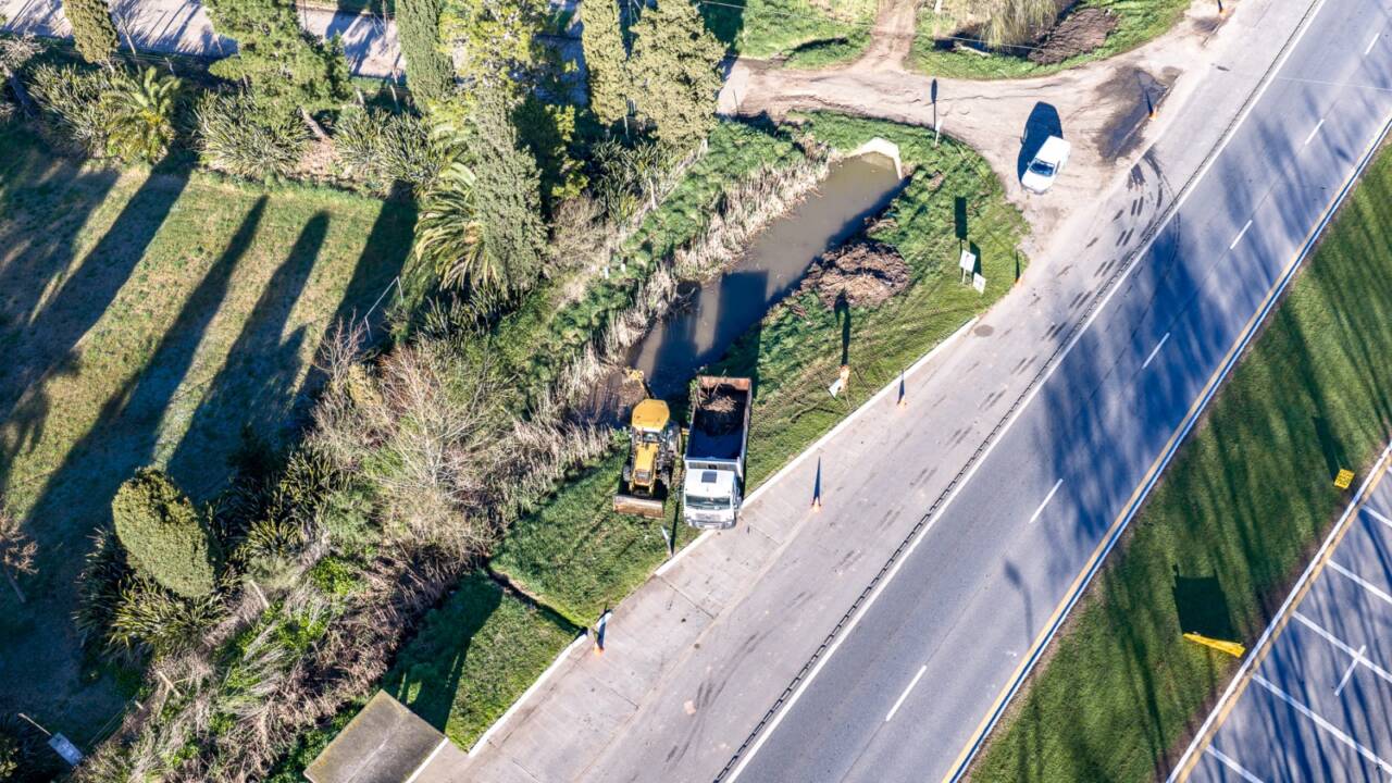 PLANIFICACIÓN Y PREVENCIÓN: SE REALIZAN TRABAJOS DE LIMPIEZA DE DESAGÜES EN RUTA 63