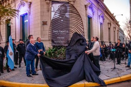 DOLORES HOMENAJEÓ A JUAN VUCETICH, EL HOMBRE QUE ELIGIÓ LA CIUDAD Y DEJÓ UNA HUELLA EN EL MUNDO