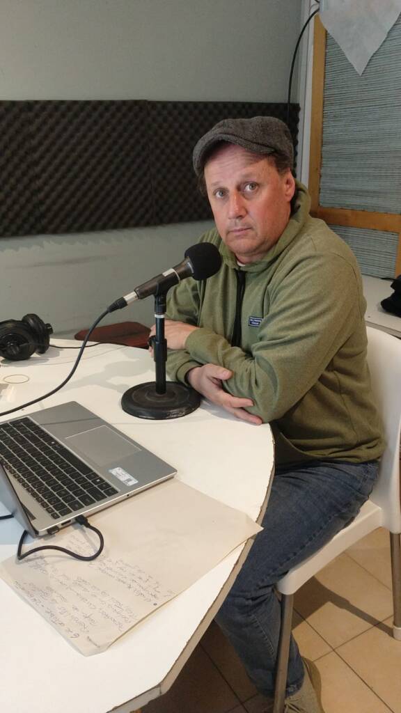 EL PERIODISTA JULIO GIRIBALDI PRESENTARÁ EN DOLORES SU NOVELA “AMIGOS SON LOS AMIGOS. CUATRO HISTORIAS CRUZADAS POR UN CRIMEN”