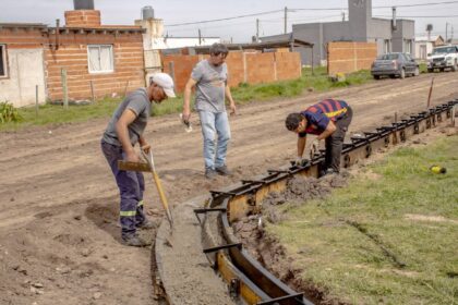 EL MUNICIPIO AVANZA CON TRABAJOS DE CORDÓN CUNETA EN EL BARRIO FAVALORO