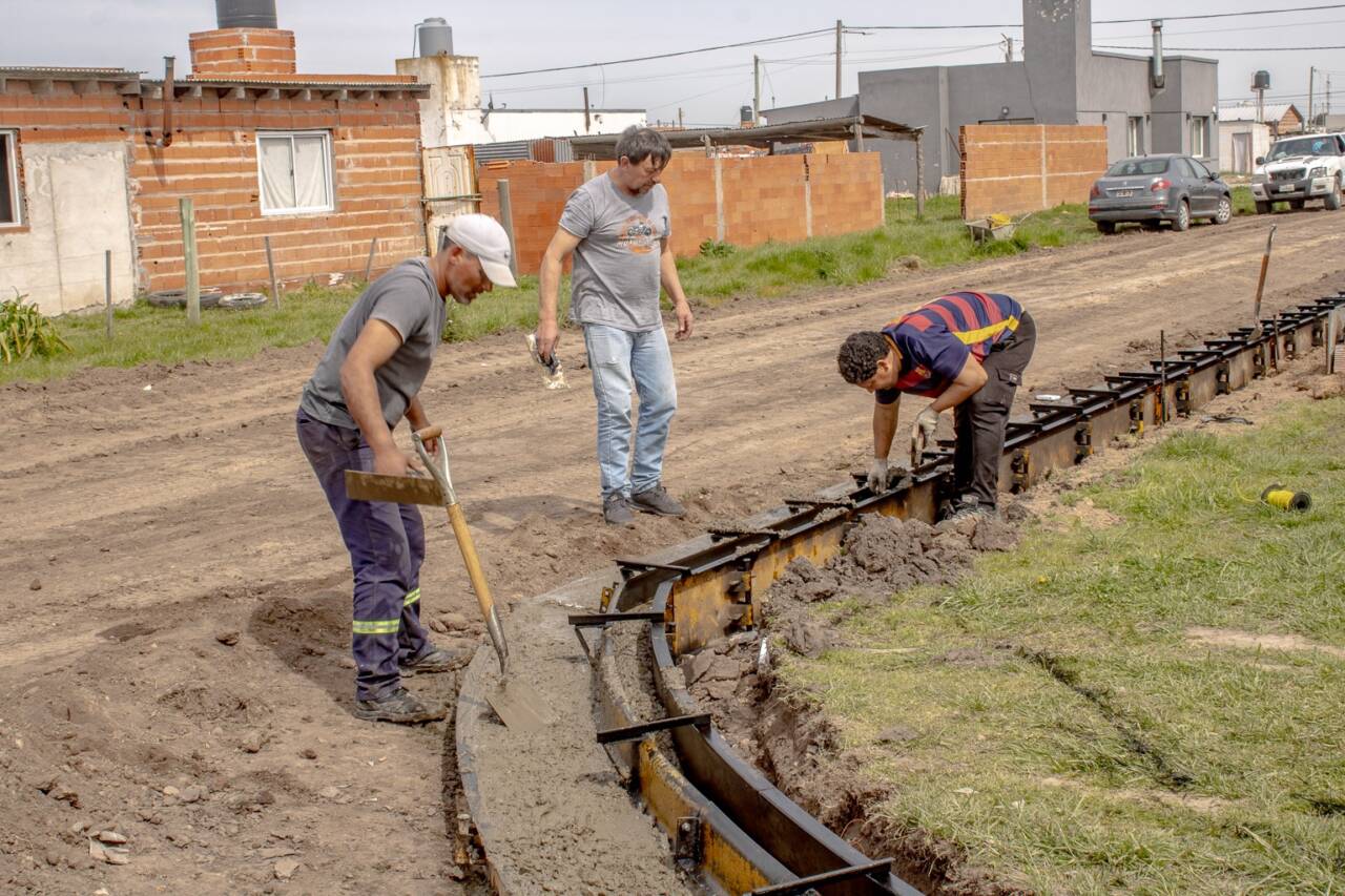 EL MUNICIPIO AVANZA CON TRABAJOS DE CORDÓN CUNETA EN EL BARRIO FAVALORO