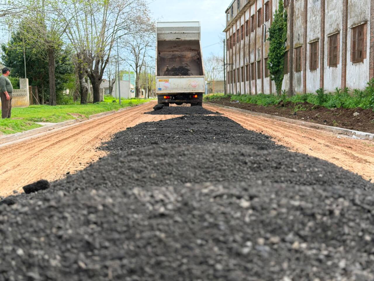 EL MUNICIPIO CONTINÚA CON TRABAJOS DE COLOCACIÓN DE FRESADO EN DISTINTOS PUNTOS DE LA CIUDAD