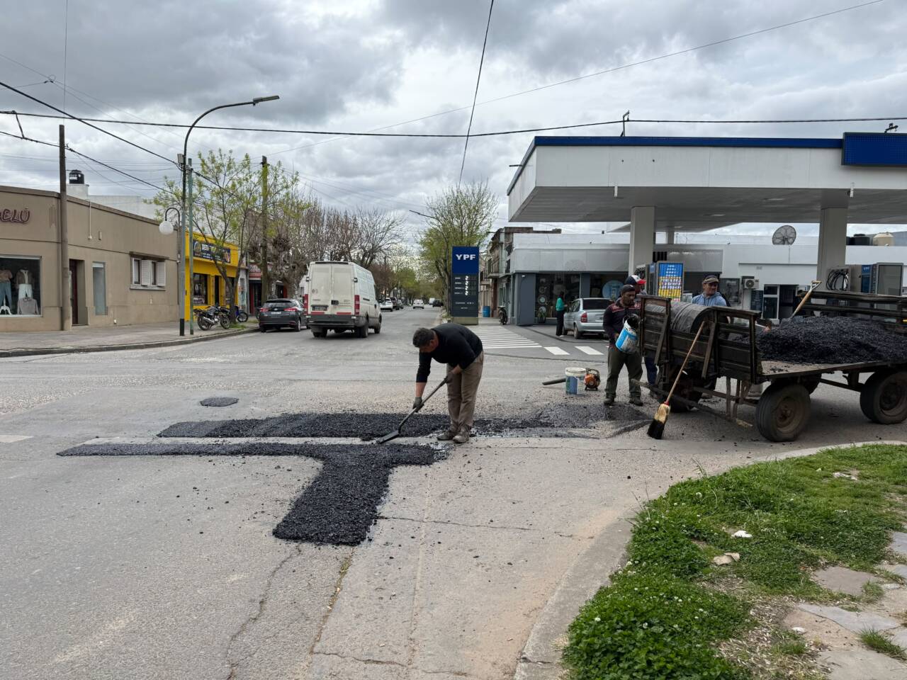EL MUNICIPIO AVANZA CON LA COLOCACIÓN DE FRESADO EN DISTINTOS SECTORES DE LA CIUDAD
